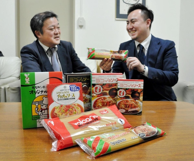 名古屋名物あんかけスパゲティの発祥「ヨコイ」の横井慎也社長（右）と、日本製麻の中本広太郎社長＝神戸市中央区海岸通