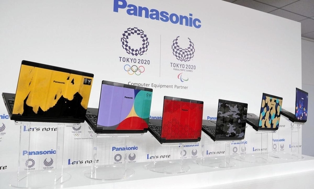 東京五輪・パラリンピックにちなんだ特別デザインの天板を付けたレッツノート＝東京都中央区（パナソニック提供）
