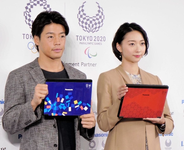 特別デザインの天板を付けたレッツノートを持つカヌー・スラロームの東京五輪代表、羽根田卓也選手（左）と元新体操日本代表の畠山愛理さん＝東京都中央区（パナソニック提供）