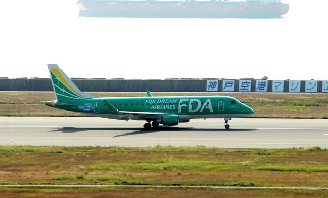 離陸に向け滑走路を疾走するフジドリームエアラインズの機体＝神戸空港