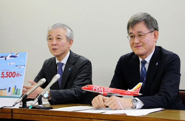 神戸-青森線の開設を発表するＦＤＡの森谷和生専務（右）ら＝２１日午前、神戸市役所