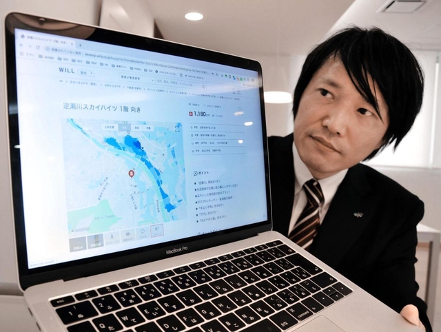 物件検索サイトを紹介する考案者の室薫さん＝宝塚市逆瀬川１