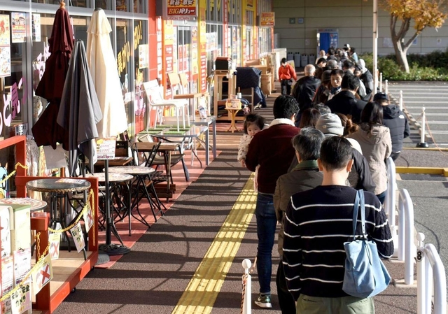 土日の恒例となっている長蛇の列＝加古川市東神吉町出河原、ＢＩＧバリューイオンタウン加古川直営店