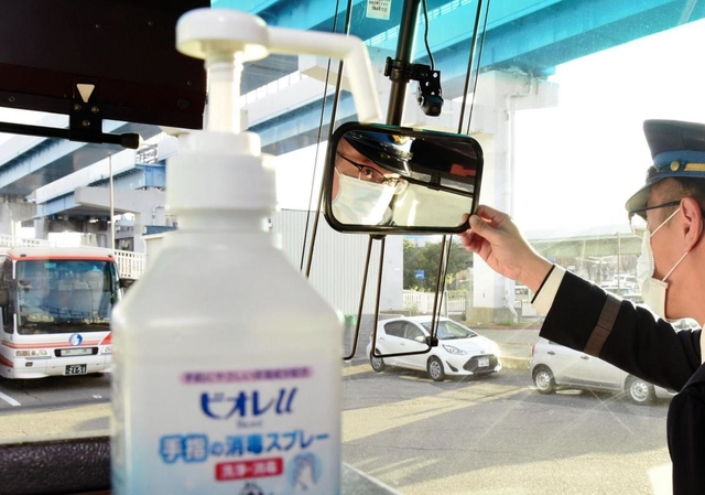乗客向けに消毒液を設置し、マスクを装着して出発する運転手＝２９日午後、神戸市中央区港島３（撮影・中西幸大）