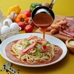 極太のパスタの周りにぐるりとソースをかける名古屋名物のあんかけスパゲティ（スパゲッティヨコイ提供）