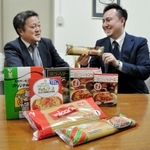名古屋名物あんかけスパゲティの発祥「ヨコイ」の横井慎也社長（右）と、日本製麻の中本広太郎社長＝神戸市中央区海岸通