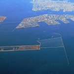 廃棄物による埋め立てが進む「六甲アイランド南」（手前左）。後方には（左から順に）神戸空港と神戸・ポートアイランドがある＝２０１９年２月（神戸市提供）