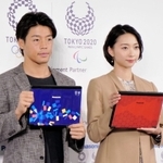 特別デザインの天板を付けたレッツノートを持つカヌー・スラロームの東京五輪代表、羽根田卓也選手（左）と元新体操日本代表の畠山愛理さん＝東京都中央区（パナソニック提供）