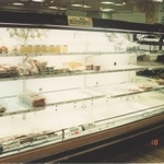 商品がほぼなくなった陳列棚＝１９９５年１月１８日（同店提供）