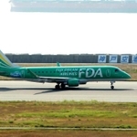 離陸に向け滑走路を疾走するフジドリームエアラインズの機体＝神戸空港