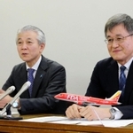 神戸-青森線の開設を発表するＦＤＡの森谷和生専務（右）ら＝２１日午前、神戸市役所