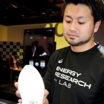 アシックスが開発を進めるスマートシューズ。中敷きの土踏まずあたりに走行データを計測するセンサーを埋め込む＝東京都千代田区有楽町１、東京ミッドタウン日比谷ＢＡＳＥ　Ｑ（撮影・西井由比子）