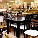 家具が所狭しと陳列されている店内＝加古川市東神吉町出河原、ＢＩＧバリューイオンタウン加古川直営店