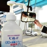 乗客向けに消毒液を設置し、マスクを装着して出発する運転手＝２９日午後、神戸市中央区港島３（撮影・中西幸大）