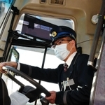 マスクを装着して出発する乗務員＝神戸市中央区港島３、神姫観光バス神戸営業所（撮影・中西幸大）
