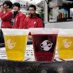 ビールを５０～６０度に温めて楽しむホットビール。神戸学院大の学生とＰＲに挑む＝宝塚市駒の町、阪神競馬場