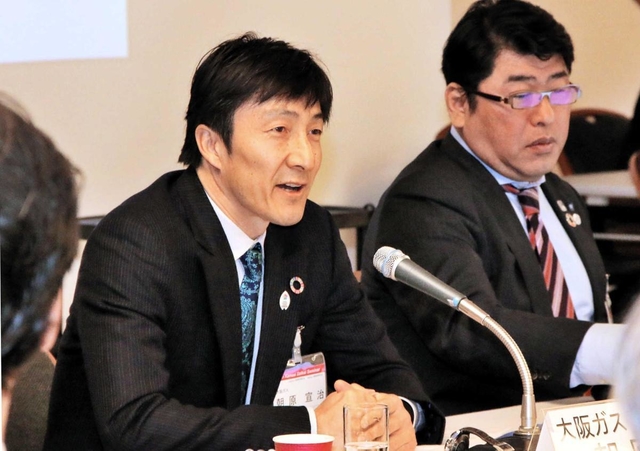 関西財界セミナーの分科会で問題提起する大阪ガスの朝原宣治さん（左）＝いずれも京都市左京区、国立京都国際会館