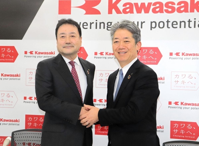 川崎重工業の新社長に決まった橋本康彦取締役（右）と、会長に就任する金花芳則社長＝１３日午後、東京都港区、川崎重工業東京本社