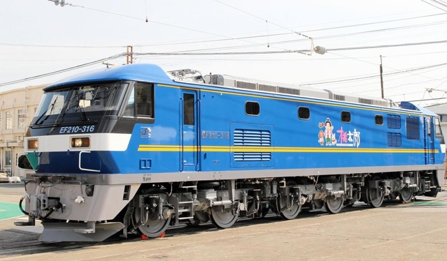 シンボルキャラクターの桃太郎などがあしらわれたＥＦ２１０形式直流電気機関車＝神戸市兵庫区、川崎重工業兵庫工場