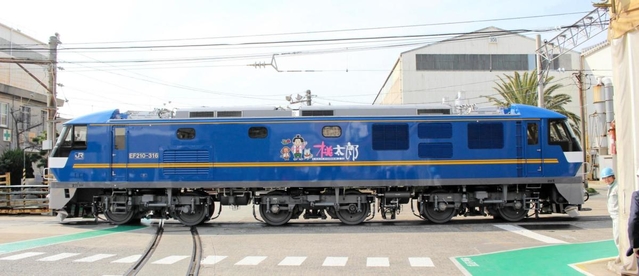 シンボルキャラクターの桃太郎などがあしらわれたＥＦ２１０形式直流電気機関車＝神戸市兵庫区、川崎重工業兵庫工場