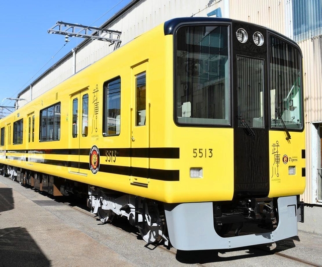 阪神タイガースをイメージさせるタイガース号の外装（阪神電気鉄道提供）