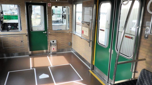 甲子園号の内装。床面にバッターボックスが描かれている（阪神電気鉄道提供）