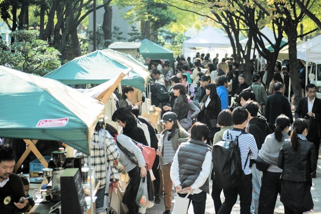 多くの人たちでにぎわったファーマーズマーケット＝神戸市中央区、東遊園地（神戸市提供）