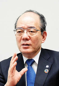 インタビューに応じる池田泉州銀行の鵜川淳頭取＝大阪市北区茶屋町