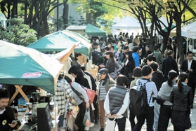 多くの人たちでにぎわったファーマーズマーケット＝神戸市中央区、東遊園地（神戸市提供）