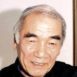 黒柿を使ったレコード針を手にする森田耕太郎さん＝兵庫県新温泉町芦屋