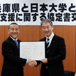 協定を結んだ日本大の木村政司副学長（左）と、兵庫県の竹村英樹・東京事務所長＝東京都千代田区（県提供）