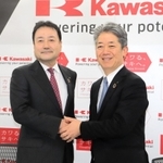 川崎重工業の新社長に決まった橋本康彦取締役（右）と、会長に就任する金花芳則社長＝１３日午後、東京都港区、川崎重工業東京本社