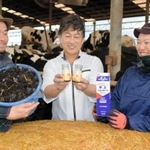 資源循環の実現を喜ぶ（右から）丹波乳業の吉田拓洋さん、エスコヤマの小山進さん、庭師の松下裕崇さん＝丹波市青垣町惣持