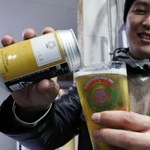 このほど発売した缶ビールをグラスに注ぐ中島学専務＝神戸市北区有野町有野