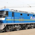 シンボルキャラクターの桃太郎などがあしらわれたＥＦ２１０形式直流電気機関車＝神戸市兵庫区、川崎重工業兵庫工場