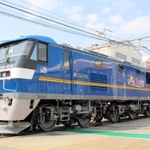 シンボルキャラクターの桃太郎などがあしらわれたＥＦ２１０形式直流電気機関車＝神戸市兵庫区、川崎重工業兵庫工場