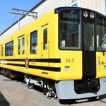 阪神タイガースをイメージさせるタイガース号の外装（阪神電気鉄道提供）