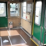 甲子園号の内装。床面にバッターボックスが描かれている（阪神電気鉄道提供）