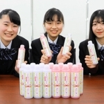 自らデザインした化粧水を手にする六甲アイランド高校の生徒＝大阪市此花区島屋４