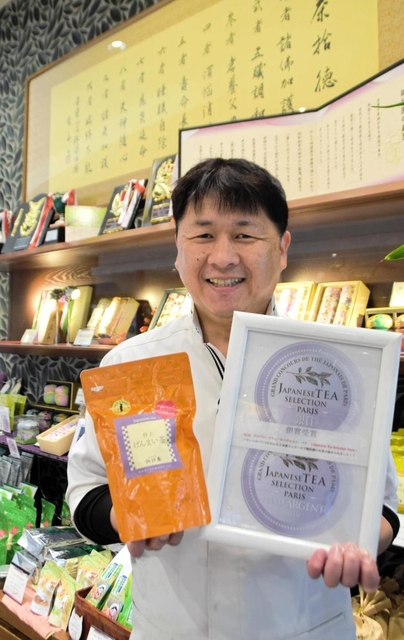 銀賞の盾と商品を持つ諏訪園の酒井一行社長＝丹波篠山市杉、茶遊菓楽諏訪園インター店