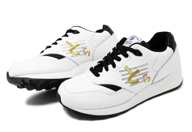 阪神タイガースの球団創設８５年を記念したスニーカー（サンガッチョジャパン提供）