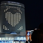 空いた客室の照明で、ハートマークを浮かび上がらせた神戸ポートピアホテル＝９日夜、神戸市中央区港島中町６（撮影・中西幸大）