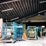 阪神・淡路大震災で屋根が落ち、壁が崩れたヤマト運輸六甲道営業所＝１９９５年１月、神戸市灘区（ヤマトＨＤ提供）