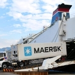 神戸港の岸壁に姿を見せるコンテナトレーラー。住友ゴム工業宮崎工場で生産されたタイヤを積む＝神戸市中央区新港町