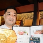 低迷する消費を増やそうと、神戸ビーフを半額で提供する「神戸牛吉祥グループ」の池田心さん＝神戸市中央区元町通２