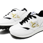 阪神タイガースの球団創設８５年を記念したスニーカー（サンガッチョジャパン提供）