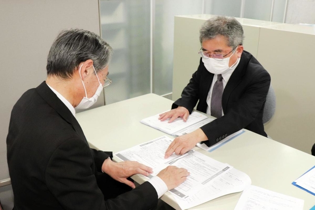神戸商工会議所中央支部の経営相談窓口で、政府が打ち出す中小企業支援策への対応を話し合う職員ら＝８日、神戸市中央区東川崎町１