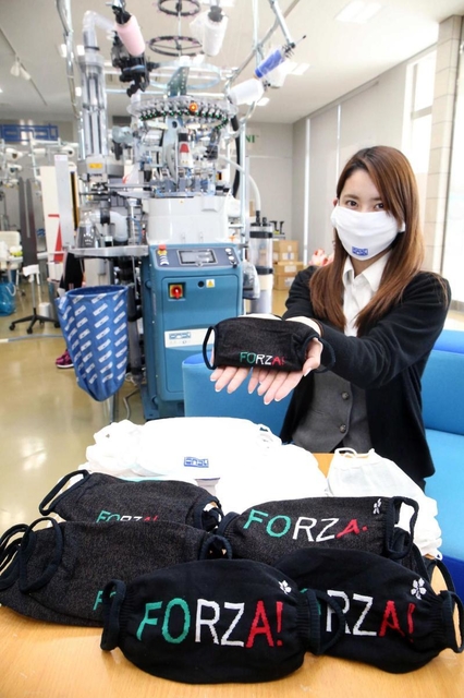 靴下編み機を活用して製造したマスク。ＦＯＲＺＡはイタリア語で「がんばれ」の意味＝尼崎市西川２