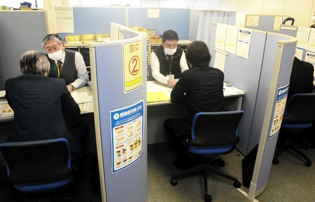 多くの人が相談に訪れている兵庫労働局の「ハローワーク助成金デスク」＝神戸市中央区浜辺通２