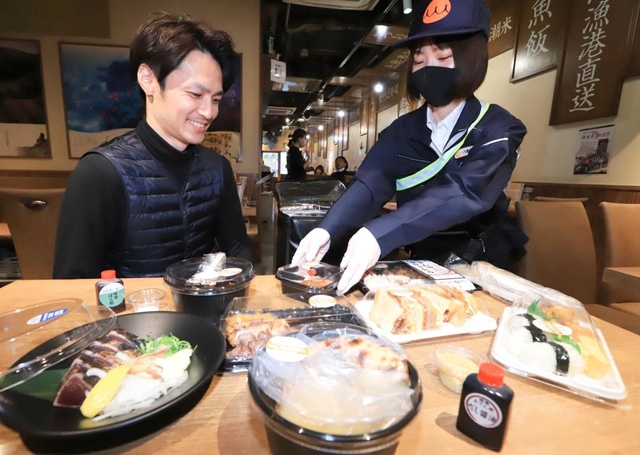 ワールド・ワンが宅配する居酒屋メニュー＝神戸市中央区（撮影・斎藤雅志）